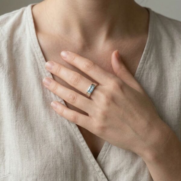 טבעת סוליטר שלווה עם טופז כחול באגט 0.75 קראט בזהב לבן 9 קראט