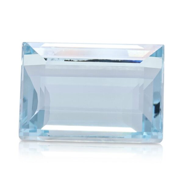 אבן חן אקוומרין כחול בהיר שלווה במשקל 15.85ct, בחיתוך אמרלד