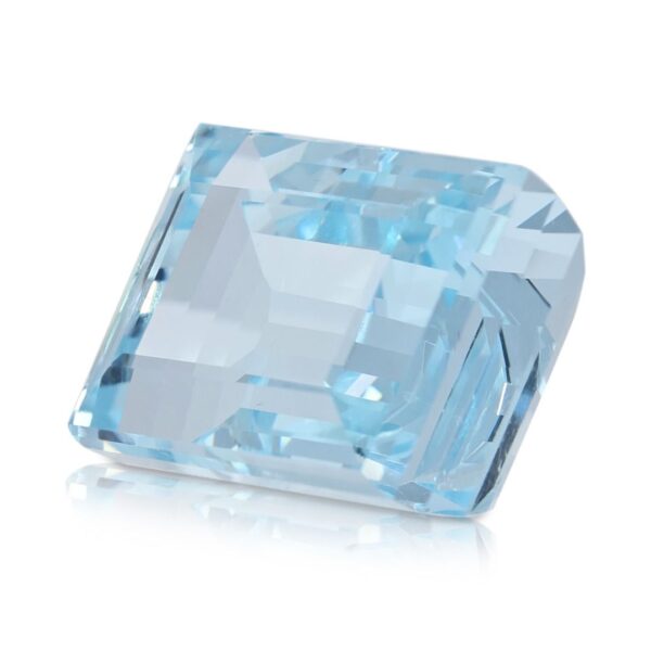 אבן חן אקוומרין כחול בהיר שלווה במשקל 15.85ct, בחיתוך אמרלד