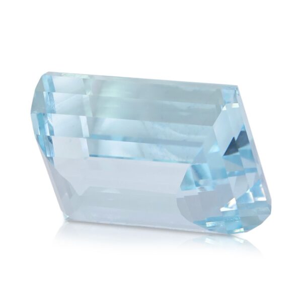 אבן חן אקוומרין כחול בהיר שלווה במשקל 15.85ct, בחיתוך אמרלד