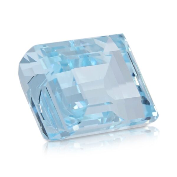 אבן חן אקוומרין כחול בהיר שלווה במשקל 15.85ct, בחיתוך אמרלד