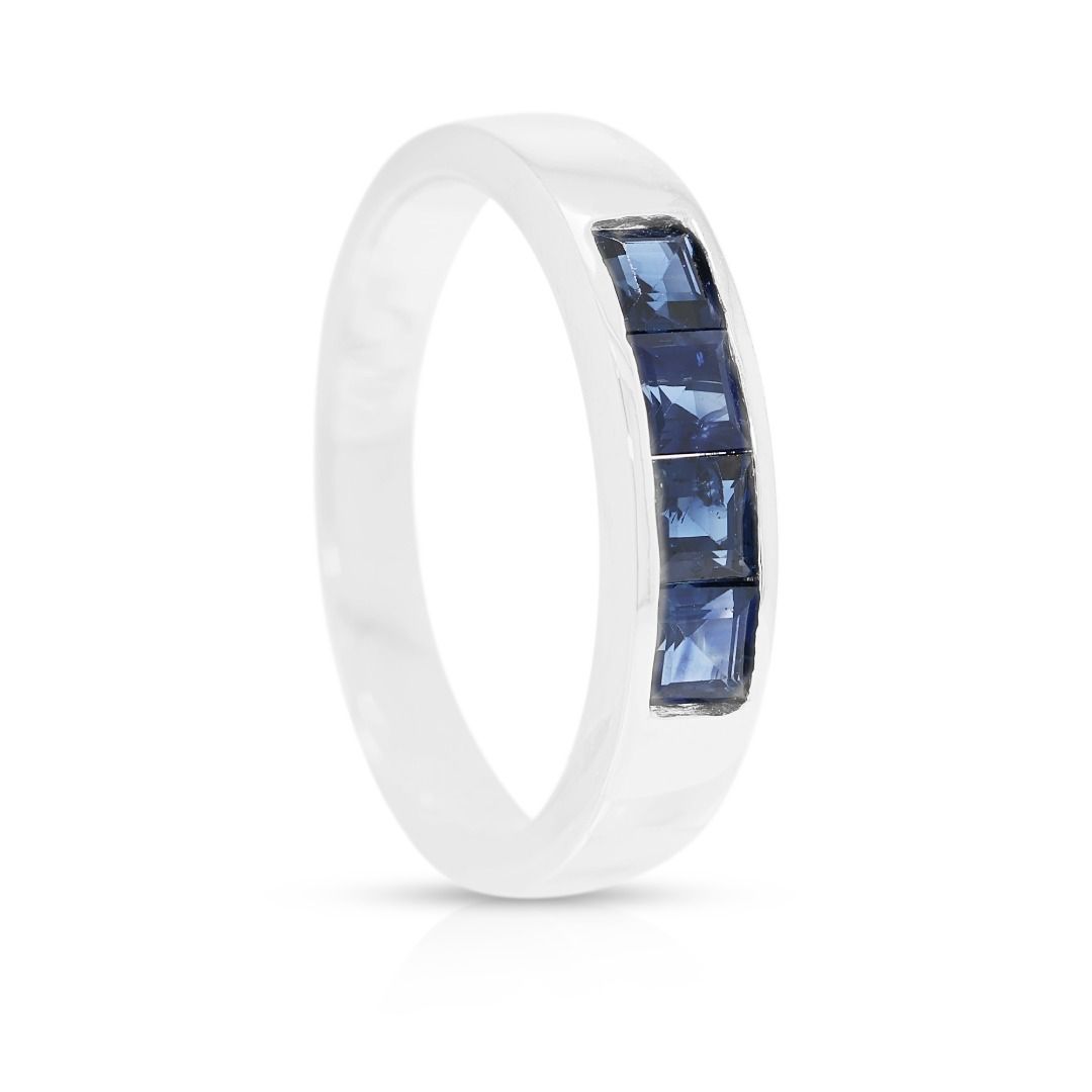 טבעת ערוץ מזהב לבן 18 קראט עם אבני ספיר כחול בחיתוך פרינסס, משקל כולל 0.40 קראט. – תמונה 5