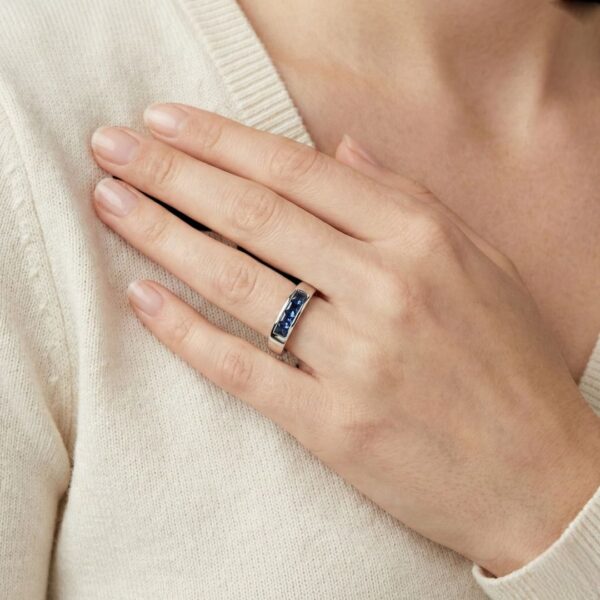 טבעת ערוץ מזהב לבן 18 קראט עם אבני ספיר כחול בחיתוך פרינסס, משקל כולל 0.40 קראט.