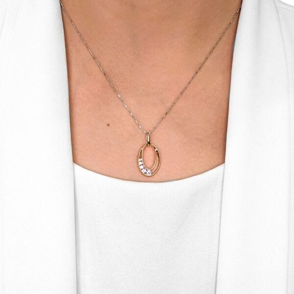 תליון מעצבים מעודן מזהב אדום 18 קראט משובץ יהלום טבעי 0.28 קראט, מבית Poh Heng