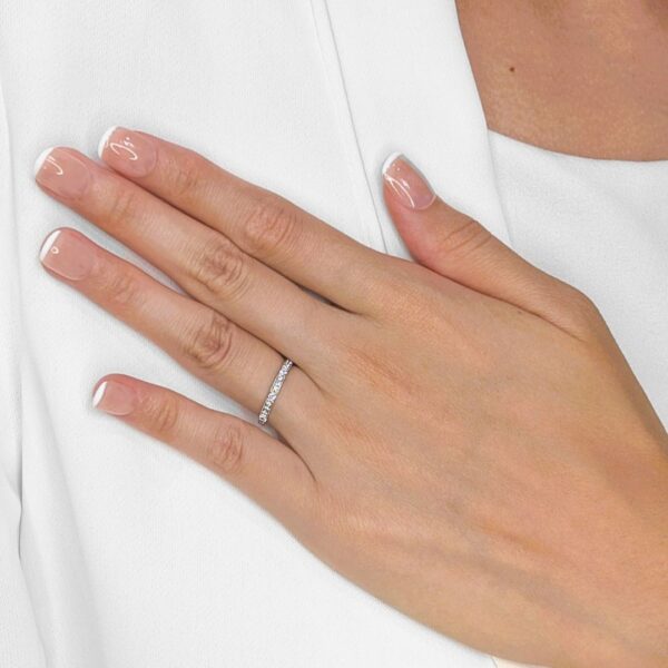 טבעת חצי איטרניטי אלגנטית מיהלומים טבעיים 0.3 קראט בזהב לבן 18 קראט