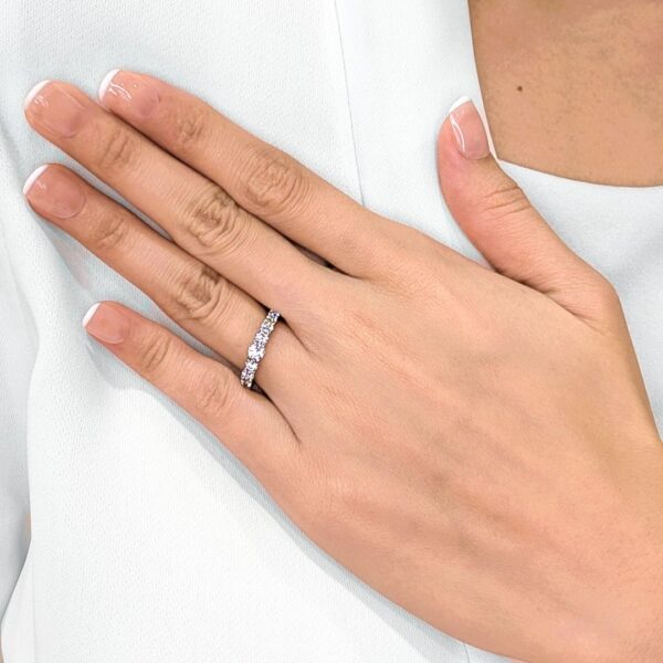 טבעת חצי איטרניטי מזהב לבן 18k, משובצת יהלומים טבעיים 1.00ct, בעיצוב מתוחכם.