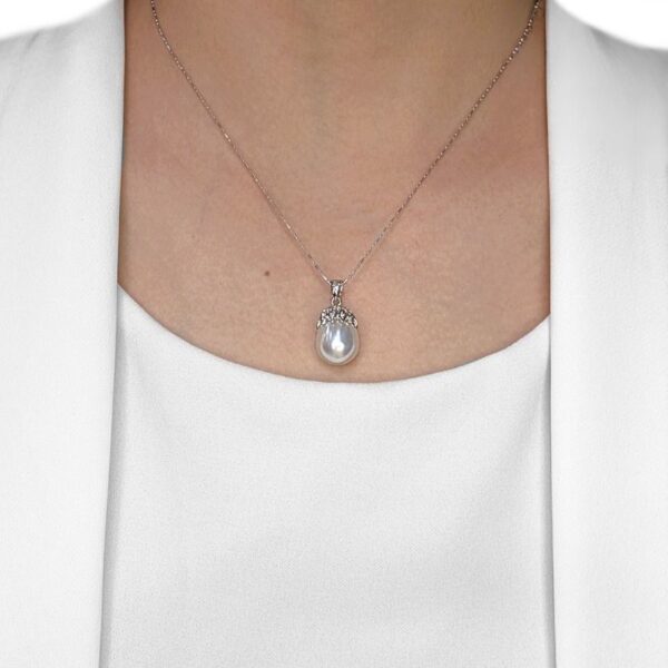 תליון אלגנטי עם פנינת ים הדרום 12.1 מ"מ ויהלום טבעי 0.04 קראט בזהב לבן 18 קראט