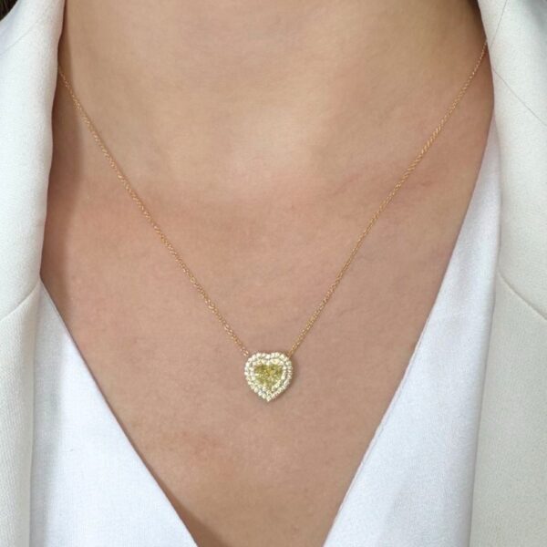 שרשרת יהלומים אלגנטית 1.26 קראט עם תליון הילה בצורת לב מזהב צהוב 18 קראט – מתועדת IGI