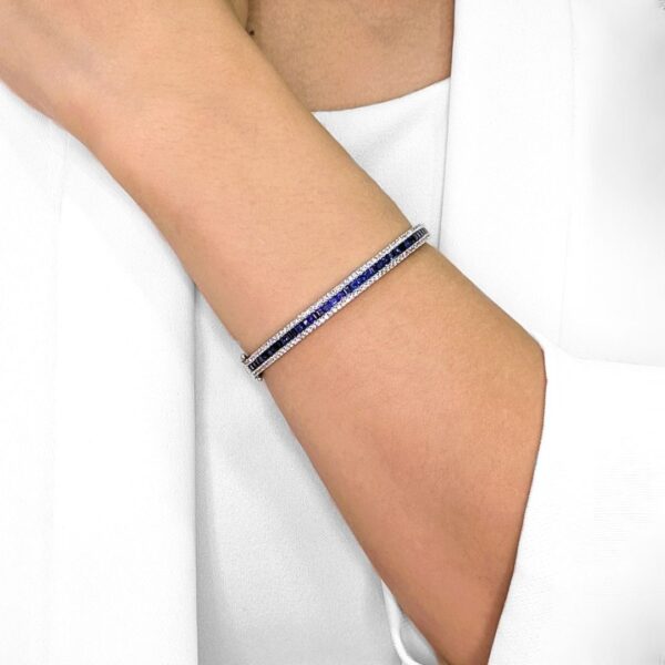 צמיד אינסוף קשיח אלגנטי משובץ ספיר כחול ויהלומים במשקל 1.32 קרט בזהב לבן 18 קראט