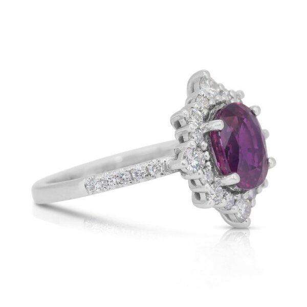 טבעת אשכול ספיר ויהלומים אלגנטית במשקל 2.58 קרט בזהב לבן 18 קראט - GIA מתועדת