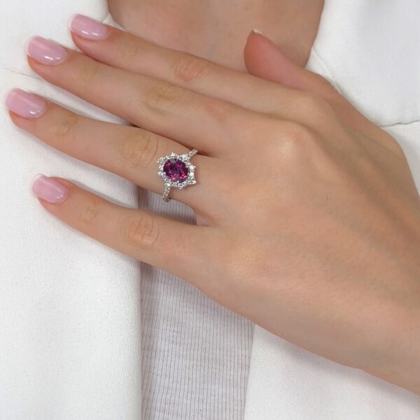 טבעת אשכול ספיר ויהלומים אלגנטית במשקל 2.58 קרט בזהב לבן 18 קראט - GIA מתועדת