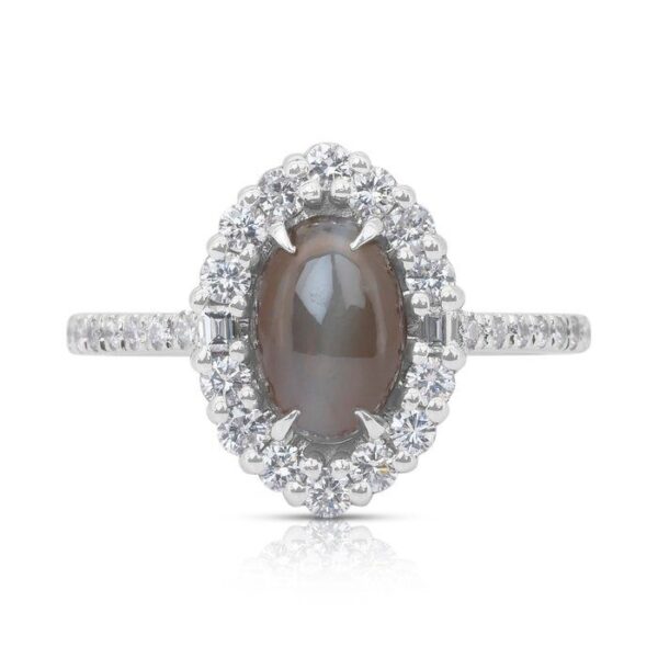 טבעת אשכול אלגנטית של כריזובריל עין החתול במשקל 2.77 קרט ויהלומים בזהב לבן 14 קראט - מתועדת IGI