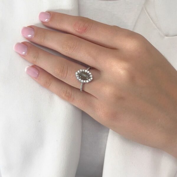 טבעת אשכול אלגנטית של כריזובריל עין החתול במשקל 2.77 קרט ויהלומים בזהב לבן 14 קראט - מתועדת IGI