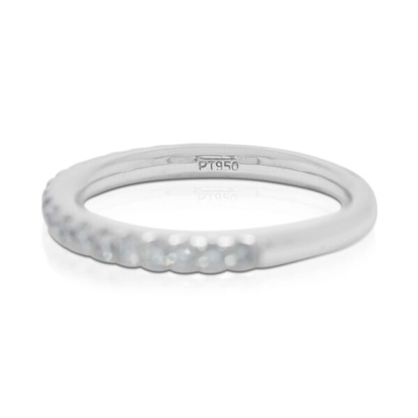 זוהר נצחי: טבעת חצי איטרניטי יהלומים 0.28 קראט בפלטינה