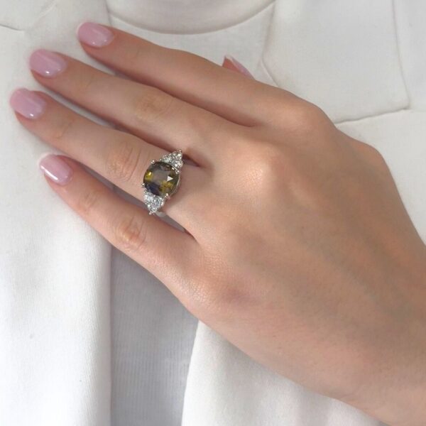 כריזובריל ויהלומים אלגנטיים במשקל 7.14 קראט בזהב לבן 14 קראט - מתועד GIA