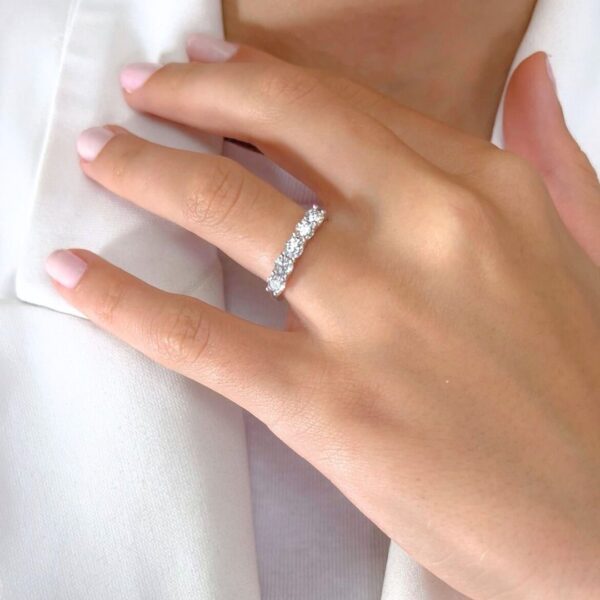 טבעת חמישה יהלומים נוצצת בזהב לבן 18k, משובצת יהלומים בחיתוך אידיאלי משולש אקסלנט במשקל 1.01ct - מתועדת GIA