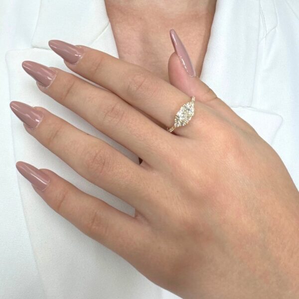 טבעת אשכול יהלומים נוצצת במשקל 1.36 קרט בזהב צהוב 18 קראט - מתועדת IGI