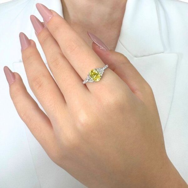 טבעת שלושה יהלומים מזהב לבן 18 קראט עם יהלומים נוצצים במשקל 1.47 קרט - מתועדת GIA