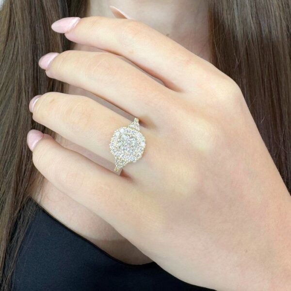 טבעת הילה מנצנצת משובצת יהלומים במשקל 2.12 קראט בזהב צהוב 18 קראט - מתועדת GIA