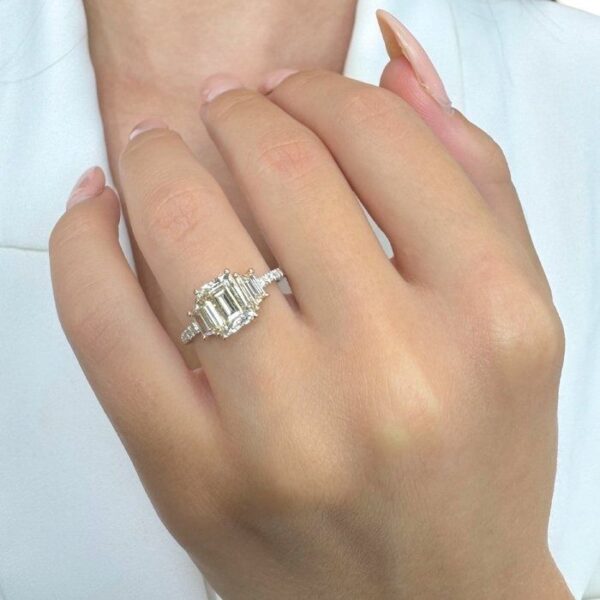 טבעת שלושה יהלומים נוצצים במשקל 2.62 קראט בזהב 18 קראט לבן ורוז - מתועדת IGI