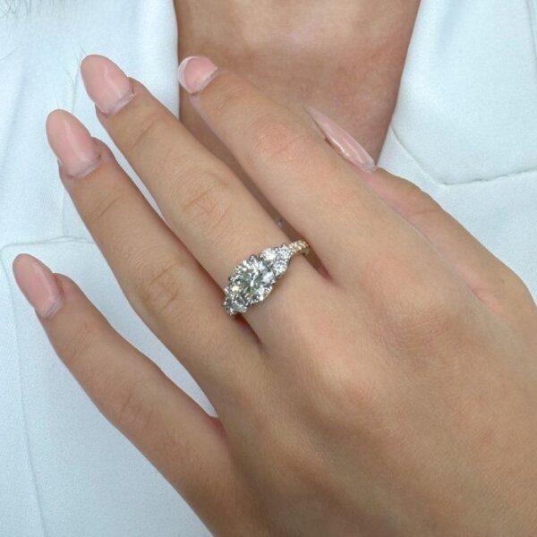 טבעת יהלומים נוצצת בשיבוץ יהלומים במשקל 2.72 קראט, בזהב 18 קראט צהוב ולבן - מתועדת IGI