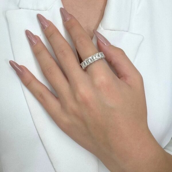 טבעת חצי נצח נוצצת משובצת יהלומים במשקל 4.05 קראט בזהב 18 קראט לבן וצהוב - מתועדת IGI