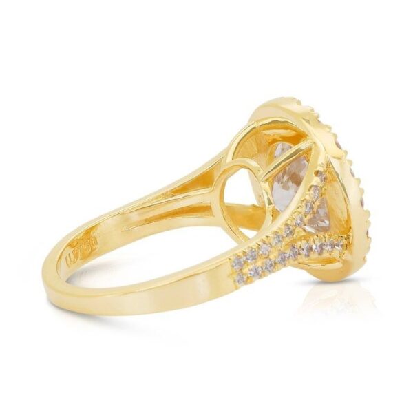 טבעת הילה נוצצת מיהלומים במשקל 5.06 קראט בזהב צהוב 18 קראט - מתועדת IGI