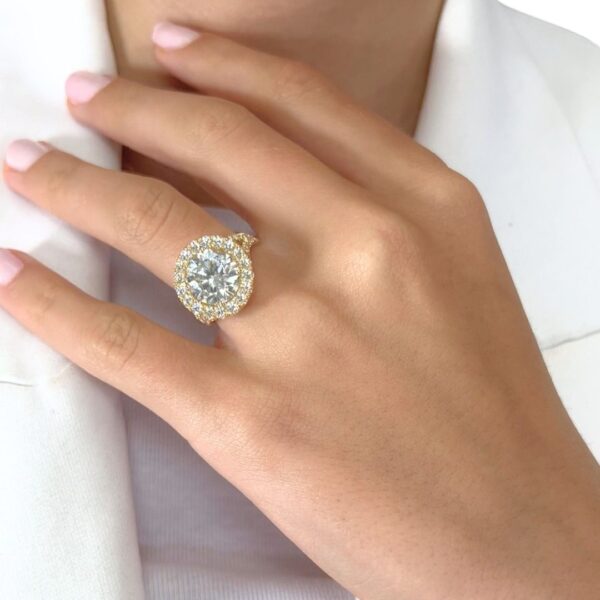 טבעת הילה נוצצת מיהלומים במשקל 5.06 קראט בזהב צהוב 18 קראט - מתועדת IGI