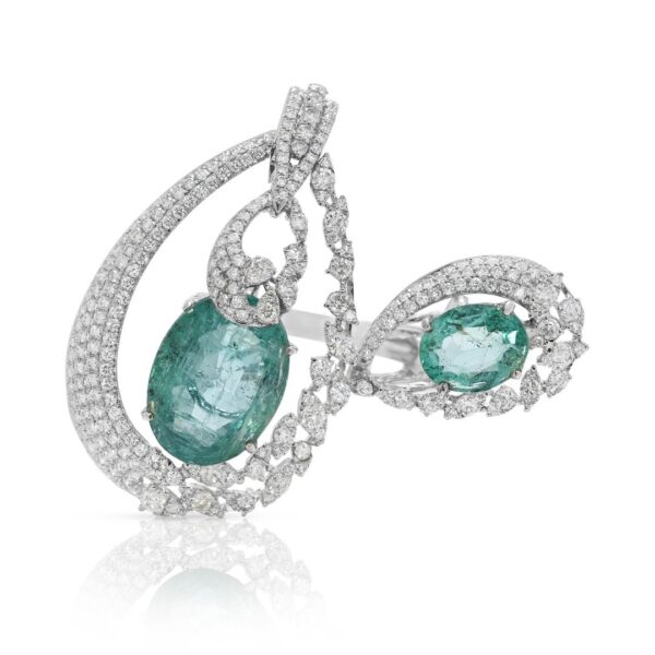 טבעת יצירת מופת בולטת משובצת אזמרגד 12.77 קראט ויהלומים טבעיים בזהב לבן 18 קראט