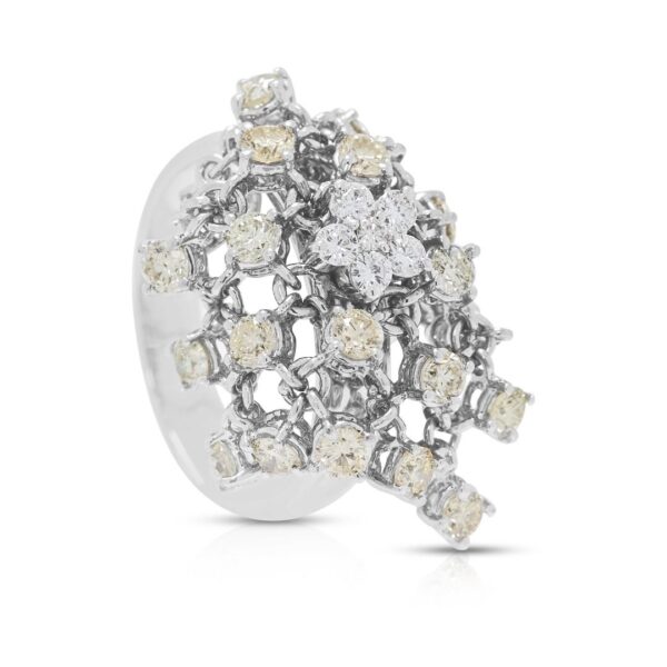 טבעת נוכחות יהלומי שמפניה ולבן 1.32 קראט בזהב לבן 18 קראט