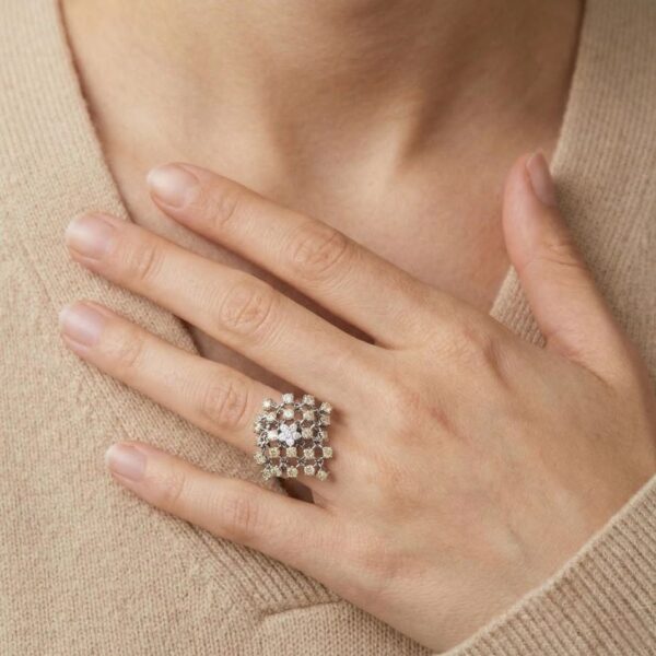 טבעת נוכחות יהלומי שמפניה ולבן 1.32 קראט בזהב לבן 18 קראט