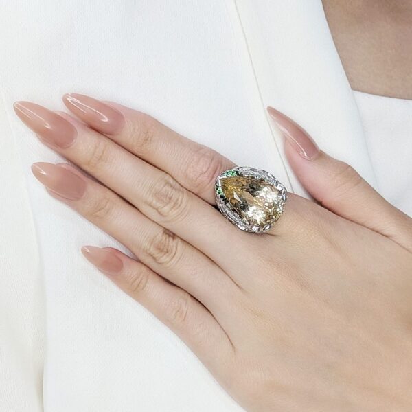 טבעת עוצרת נשימה עם בריל, גארנט ויהלומים טבעיים במשקל 23.16 קרט, בזהב לבן 18 קראט – מתועדת NGI