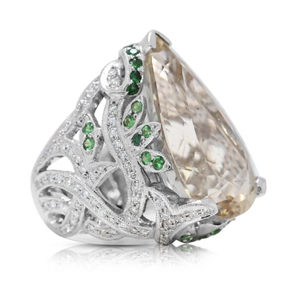 טבעת עוצרת נשימה עם בריל, גארנט ויהלומים טבעיים במשקל 23.16 קרט, בזהב לבן 18 קראט – מתועדת NGI