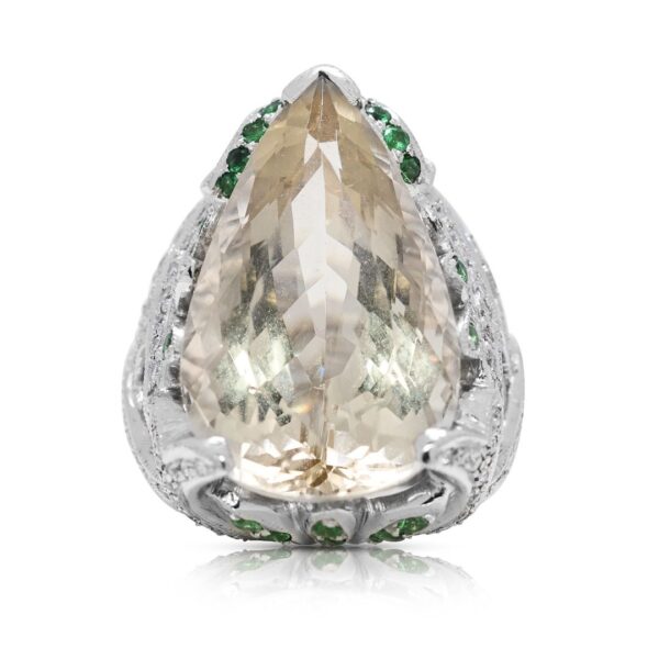 טבעת עוצרת נשימה עם בריל, גארנט ויהלומים טבעיים במשקל 23.16 קרט, בזהב לבן 18 קראט – מתועדת NGI