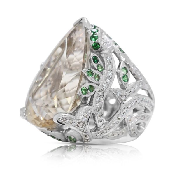 טבעת עוצרת נשימה עם בריל, גארנט ויהלומים טבעיים במשקל 23.16 קרט, בזהב לבן 18 קראט – מתועדת NGI