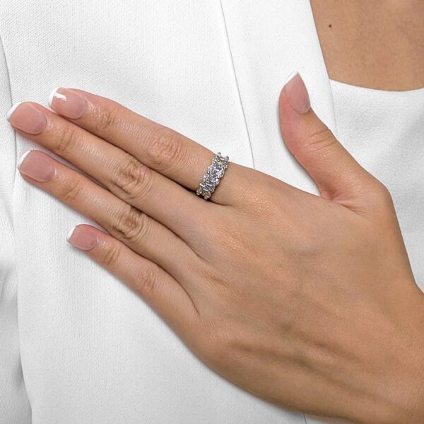 טבעת יהלומים מרהיבה 0.75 קראט בחיתוך מרקיזה וטייפר בזהב לבן 18 קראט