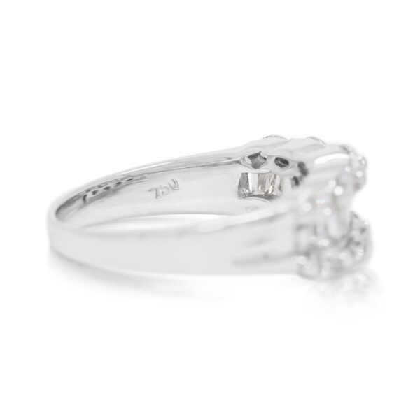 טבעת יהלומים מרהיבה 0.75 קראט בחיתוך מרקיזה וטייפר בזהב לבן 18 קראט