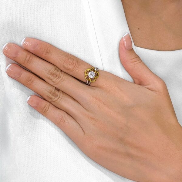 טבעת יהלומים פרחונית מרשימה 0.82 קראט בזהב דו-גוני 18 קראט
