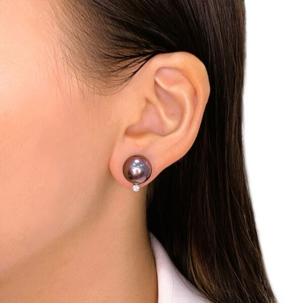 עגילים צמודים מרשימים עם פניני ים דרומי חומות בגודל 11.77 מ"מ ויהלומי 0.12 קראט בזהב לבן 18 קראט