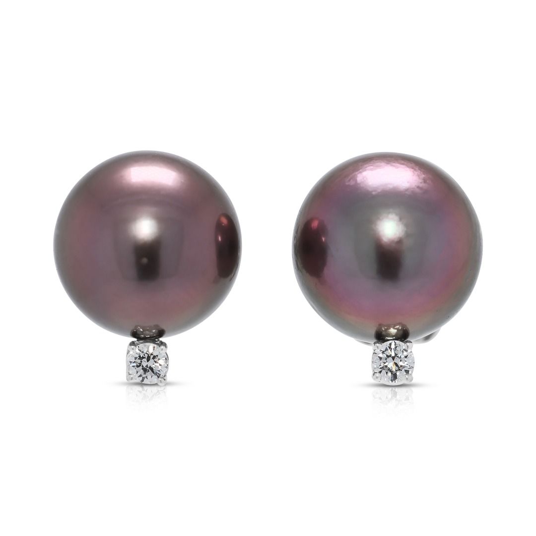 עגילים צמודים מרשימים עם פניני ים דרומי חומות בגודל 11.77 מ"מ ויהלומי 0.12 קראט בזהב לבן 18 קראט