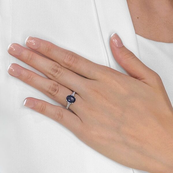 טבעת מרהיבה של ספיר פאווה ויהלומים טבעיים במשקל 3.76 קראט בזהב לבן 18 קראט