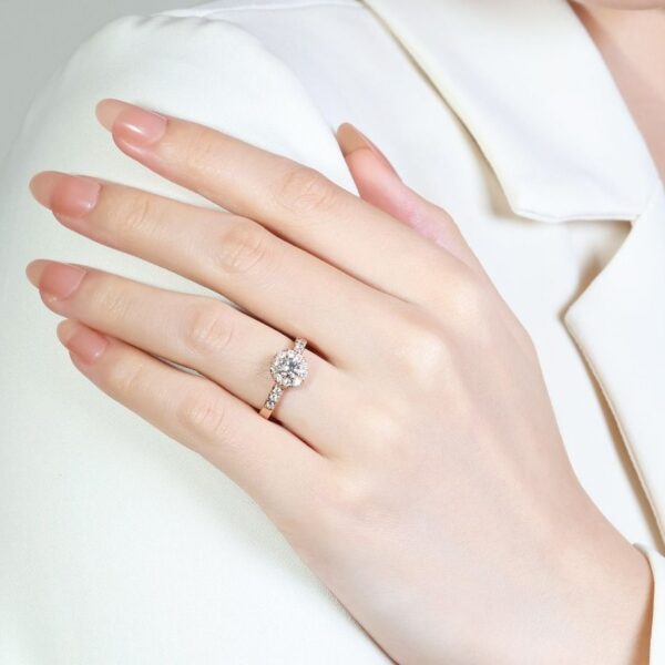 טבעת הילה יהלומים מרהיבה 0.49 קראט בזהב ורוד 18 קראט