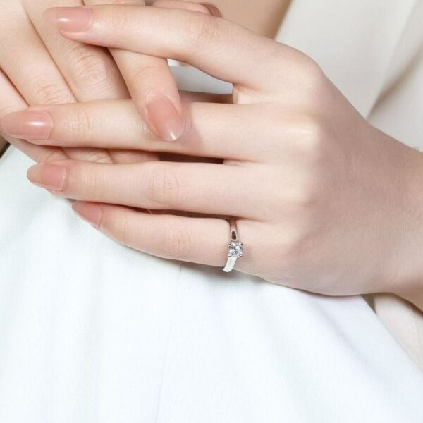 טבעת סוליטר יהלום טבעי מרהיבה במשקל 0.52 קראט בפלטינה של Tiffany & Co. מתועדת