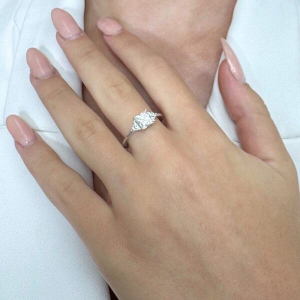 טבעת אשכול יהלומים מרהיבה במשקל 1.15ct בזהב לבן 14k - GIA מתועדת