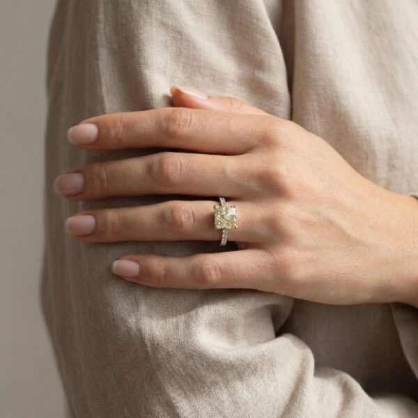 טבעת יהלומים צהובים ולבנים מרהיבה 1.37ct בזהב דו-גוני 18K