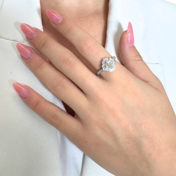 טבעת אשכול יהלומים מרהיבה במשקל 1.41 קראט בזהב לבן 18 קראט - מתועדת GIA