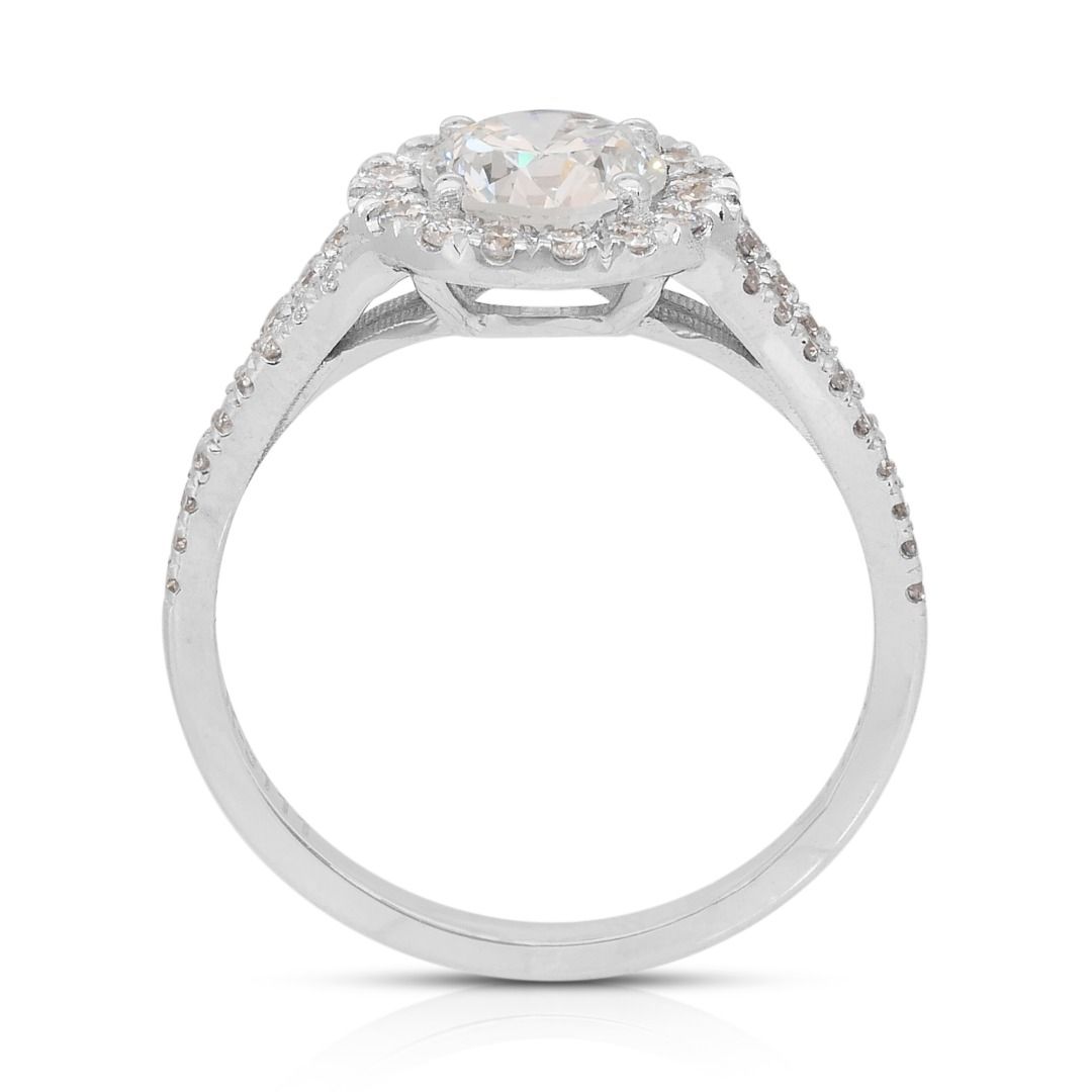 טבעת הילה מרהיבה עם יהלומים במשקל 1.50 קראט בזהב לבן 18 קראט - מתועדת IGI – תמונה 8