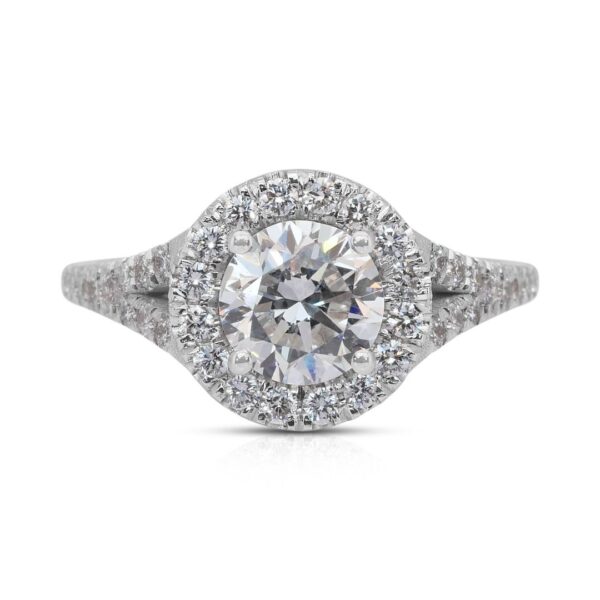 טבעת הילה מרהיבה עם יהלומים במשקל 1.50 קראט בזהב לבן 18 קראט - מתועדת IGI