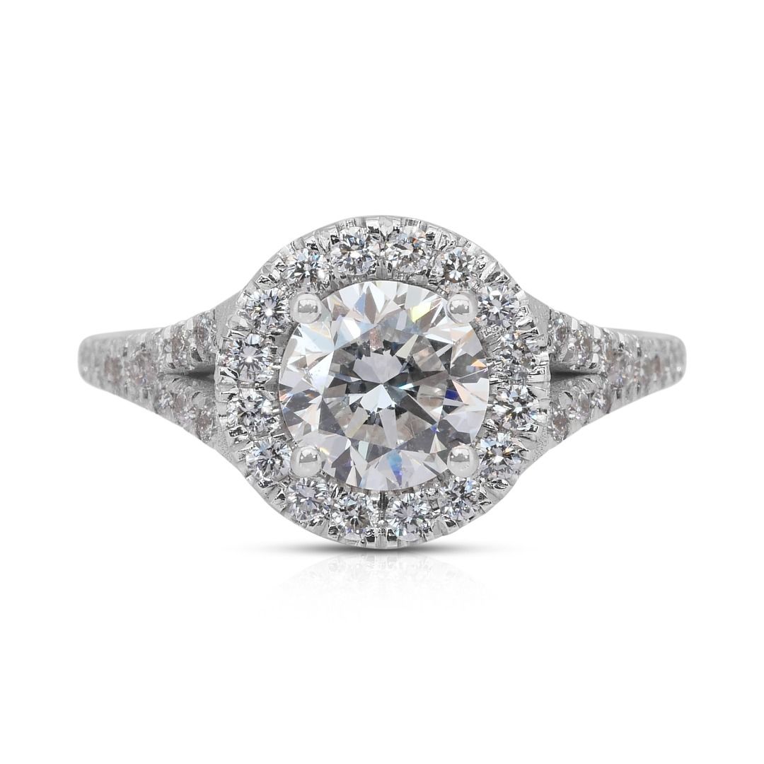 טבעת הילה מרהיבה עם יהלומים במשקל 1.50 קראט בזהב לבן 18 קראט - מתועדת IGI