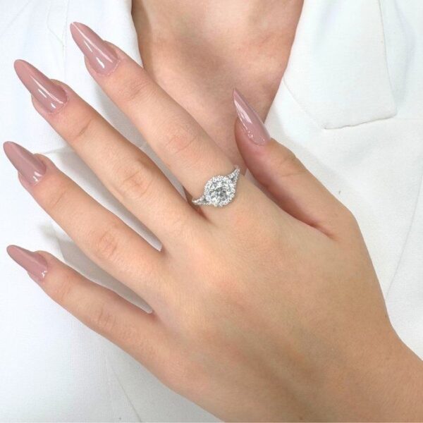 טבעת הילה מרהיבה עם יהלומים במשקל 1.50 קראט בזהב לבן 18 קראט - מתועדת IGI